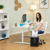 Шредер Fellowes PowerShred Р-30С черный (секр.P-4) фрагменты 6лист. 15лтр. скрепки скобы пл.карты от магазина РЭССИ