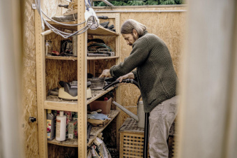 Строительный пылесос Karcher WD 4 S V-20/5/22 1000Вт (уборка: сухая/сбор воды) желтый от магазина РЭССИ