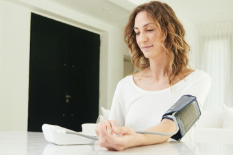 Тонометр автоматический Beurer BM28 с адаптером от магазина РЭССИ