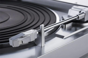 Проигрыватель винила Denon DP-29F полностью автоматический серебристый от магазина РЭССИ