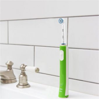 Зубная щетка электрическая Oral-B Junior зеленый/белый от магазина РЭССИ