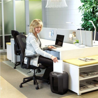 Шредер Fellowes PowerShred LX41 черный (секр.P-4) перекрестный 8лист. 17лтр. скрепки скобы пл.карты от магазина РЭССИ