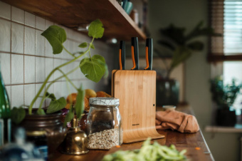 Набор ножей кухон. Fiskars Functional Form (1057553) компл.:3шт с подставкой дерево/черный от магазина РЭССИ