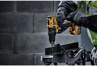 Дрель-шуруповерт DeWalt DCD777M2T аккум. патрон:быстрозажимной (кейс в комплекте) от магазина РЭССИ