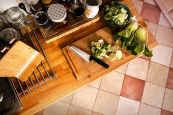 Нож кухонный Fiskars Functional Form 1057536 стальной сантоку лезв.160мм прямая заточка черный/оранжевый от магазина РЭССИ