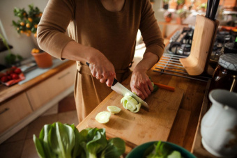 Нож кухонный Fiskars Functional Form 1057536 стальной сантоку лезв.160мм прямая заточка черный/оранжевый от магазина РЭССИ