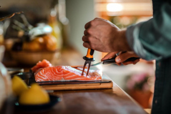Нож кухонный Fiskars Functional Form 1057540 стальной филейный лезв.216мм прямая заточка черный/оранжевый от магазина РЭССИ