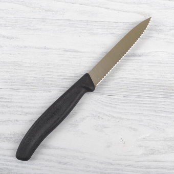 Нож кухонный Victorinox Swiss Classic (6.7733) стальной для чистки овощей и фруктов лезв.100мм серрейт. заточка черный без упаковки от магазина РЭССИ