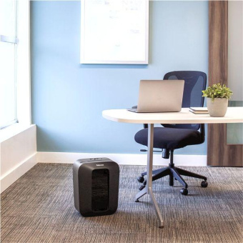 Шредер Fellowes PowerShred LX50 черный (секр.P-4) перекрестный 9лист. 17лтр. скрепки скобы пл.карты от магазина РЭССИ