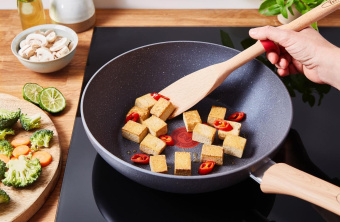 Сковорода ВОК (WOK) Tefal Natural Force G2661972 круглая 28см покрытие: Mineralia+ non-stick ручка несъемная (без крышки) серый (2100118262) от магазина РЭССИ