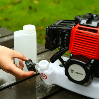 Триммер бензиновый Deko DKTR52 1470Вт 2л.с. неразбор.штан. реж.эл.:леска/нож от магазина РЭССИ