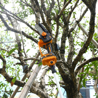 Электрическая цепная пила Deko DKCHS 20-150 дл.шины:6" (15cm) 1аккум. 4Ач ЗУ (085-4447) от магазина РЭССИ