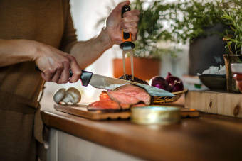 Нож кухонный Fiskars Functional Form 1057539 стальной для мяса лезв.210мм прямая заточка черный/оранжевый от магазина РЭССИ