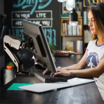 Кронштейн для мониторов Onkron G80 черный 13"-32" макс.8кг настольный поворот и наклон верт.перемещ. от магазина РЭССИ