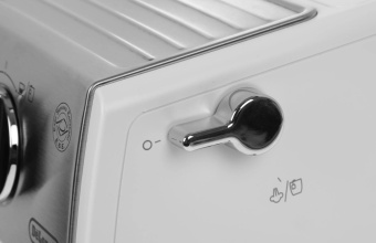 Кофеварка рожковая Delonghi ECP33.21.W 1100Вт белый от магазина РЭССИ
