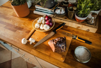 Нож кухонный Fiskars Functional Form 1057539 стальной для мяса лезв.210мм прямая заточка черный/оранжевый от магазина РЭССИ