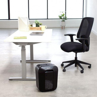 Шредер Fellowes PowerShred LX45 черный (секр.P-4) перекрестный 8лист. 17лтр. скрепки скобы пл.карты от магазина РЭССИ